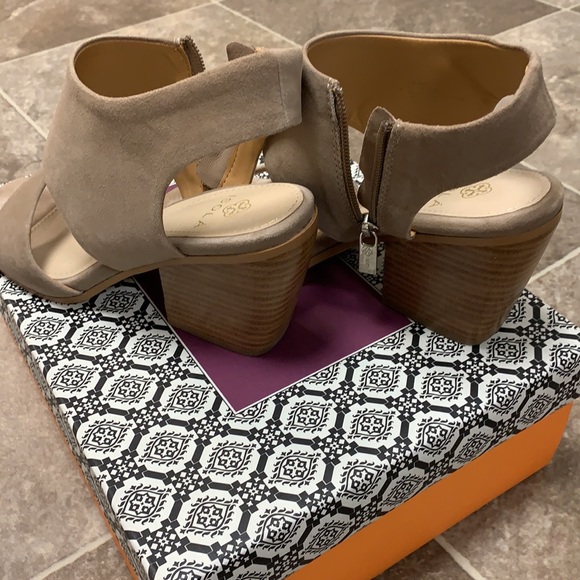 Tan block heels - Picture 4 of 4